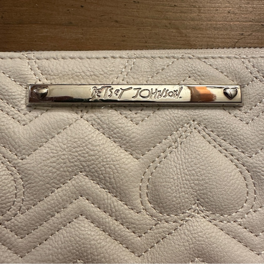 Betsey Johnson Pink and White Heart Quilted Wallet Wristlet Clutch - Picture 4 of 13